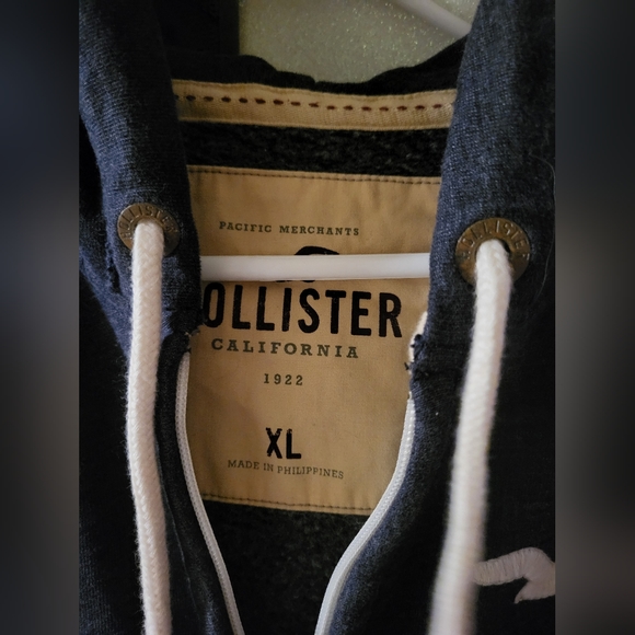 Hollister zip up hoodie, unisex size xl. - Picture 5 of 11